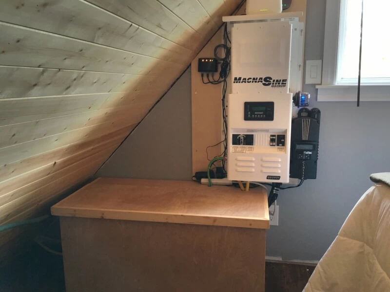 Off Grid Living Solar System Charge Controller and Inverter